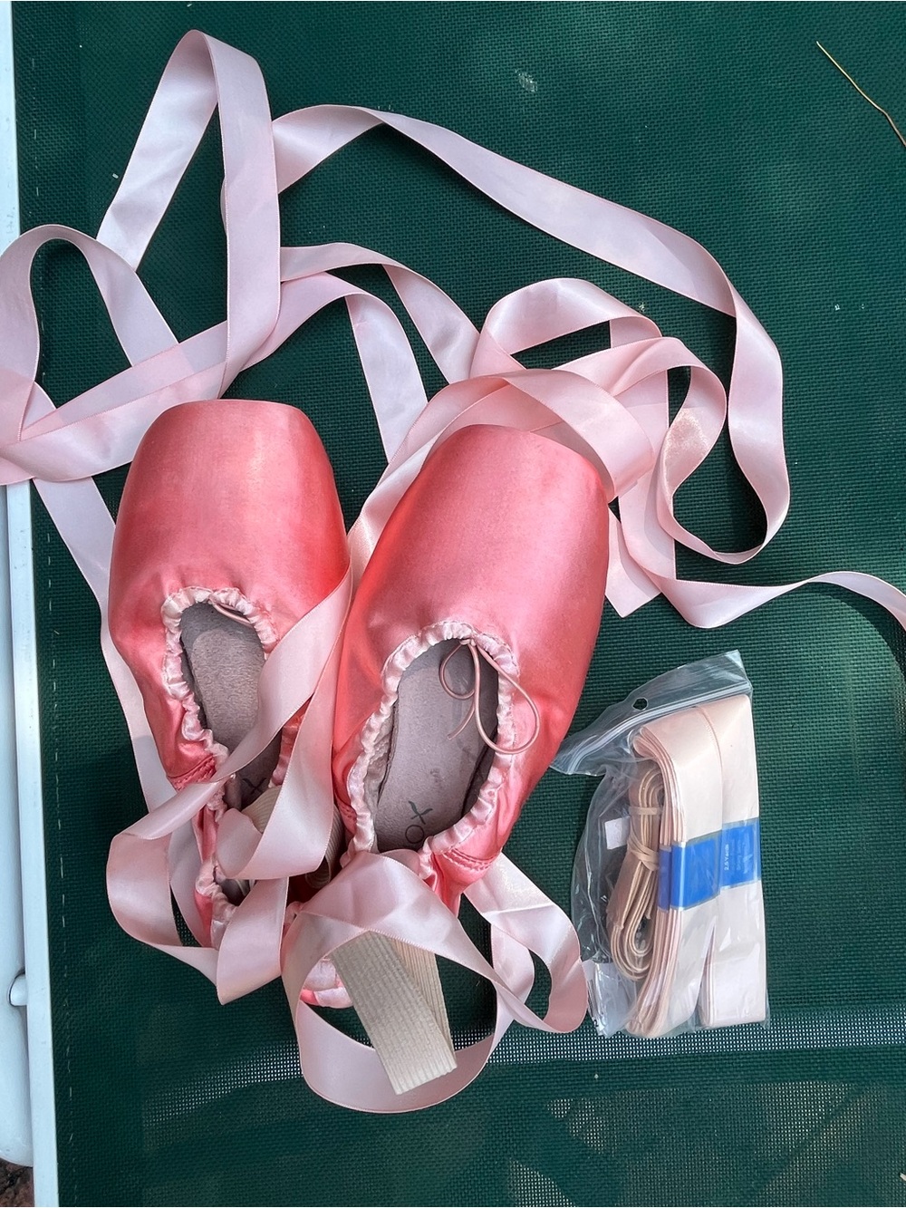Womens CAPEZIOS 11.5 Pink Satin Ballet Pointe Shoes with Ribbons hardly used
